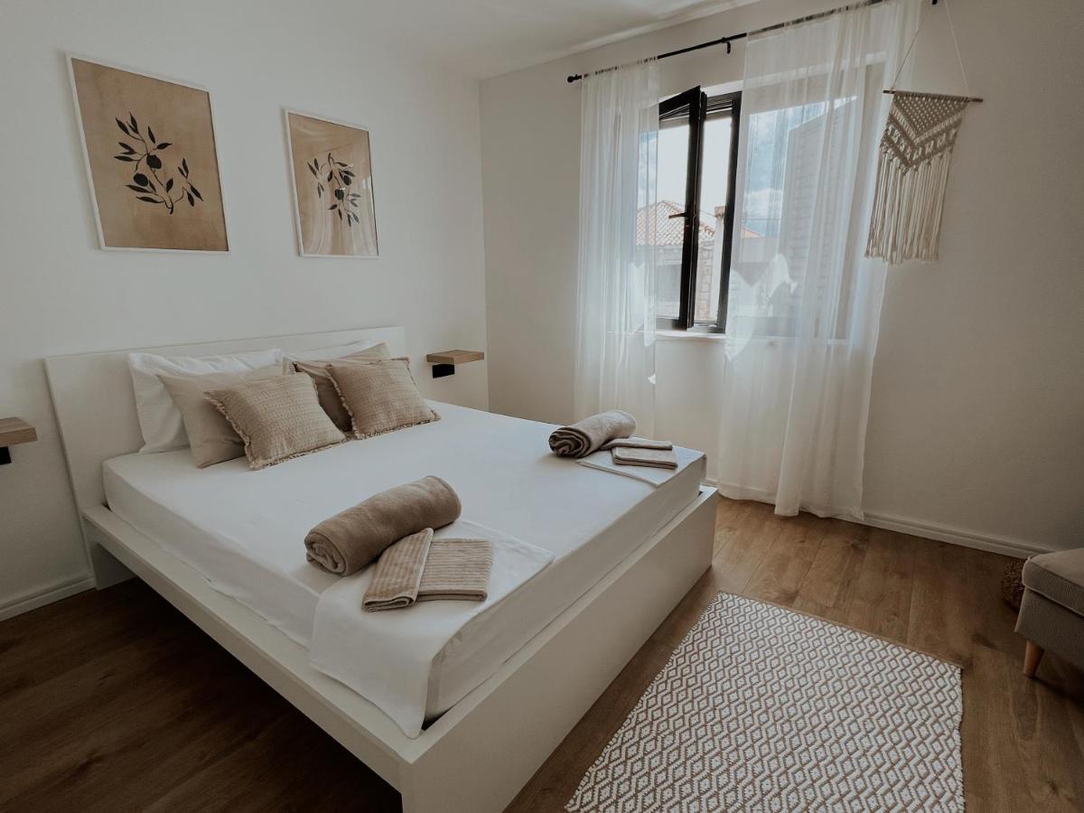 Dawn & Dusk - Modern Two Bedroom Apartment With Mountain Views Чилипи Экстерьер фото
