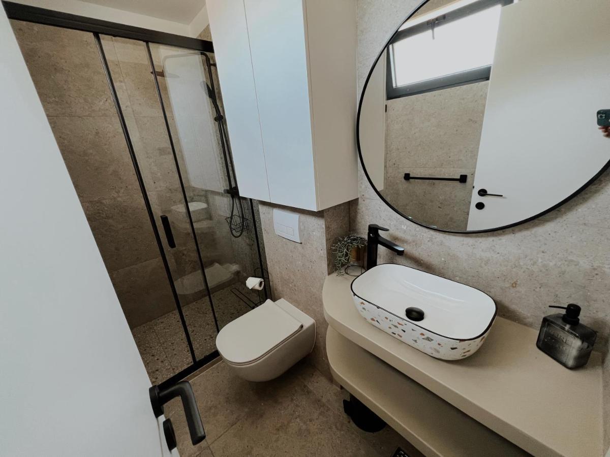 Dawn & Dusk - Modern Two Bedroom Apartment With Mountain Views Чилипи Экстерьер фото