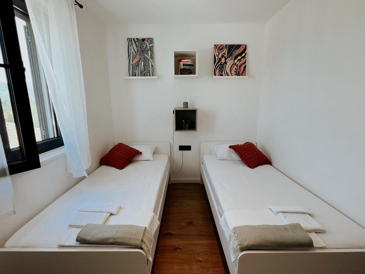 Dawn & Dusk - Modern Two Bedroom Apartment With Mountain Views Чилипи Экстерьер фото
