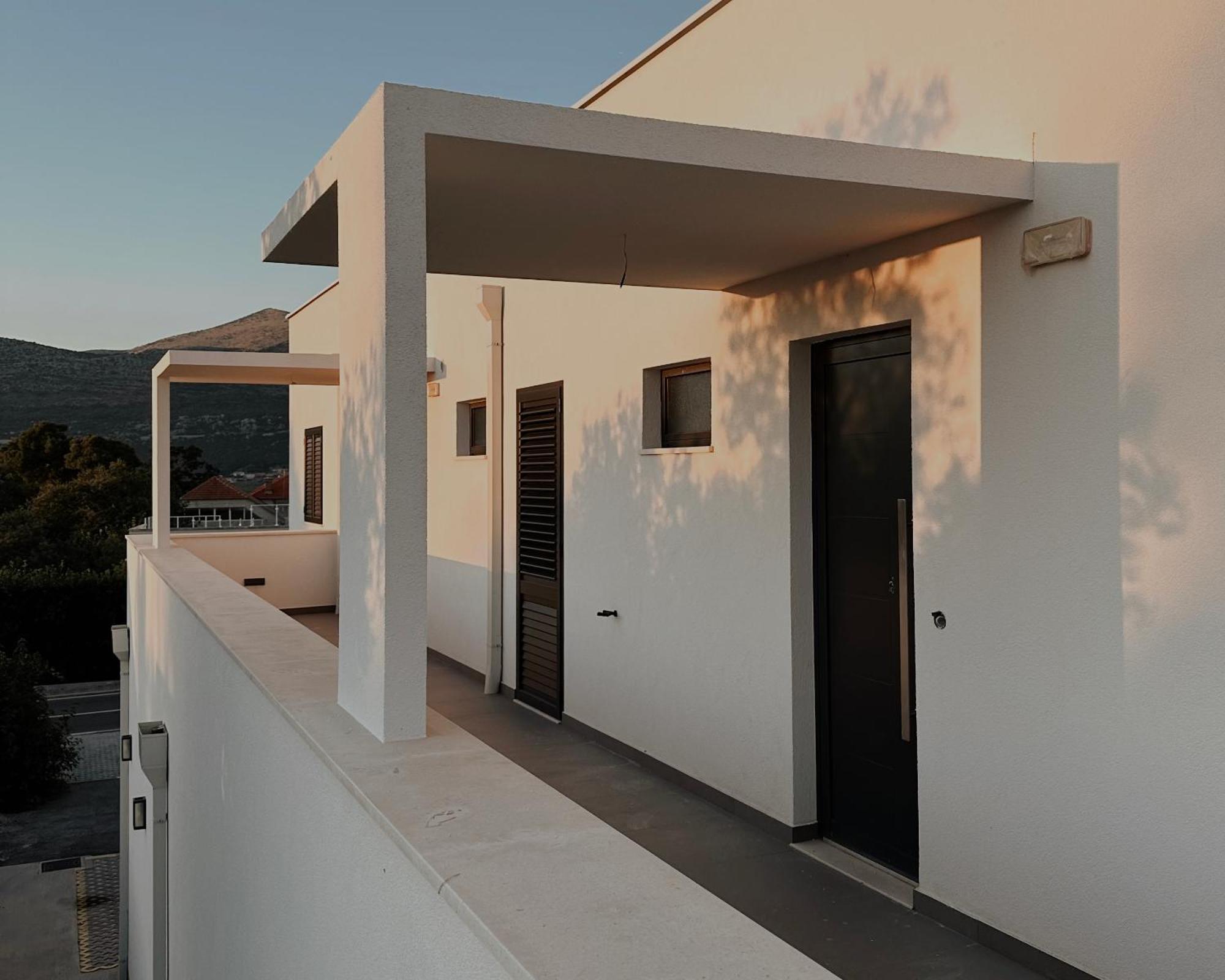 Dawn & Dusk - Modern Two Bedroom Apartment With Mountain Views Чилипи Экстерьер фото